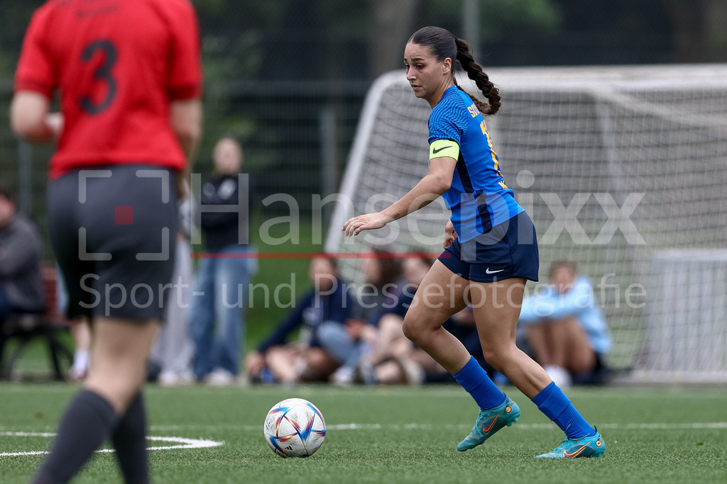 Fussball, Aufstiegsrunde Regionalliga Nord Frauen, FC Union 60 - SC Victoria Hamburg | Amira Mobarak (SC Victoria Hamburg, 19) am Ball, Einzelbild, Ganzkörper, Aktion, Action, Spielszene