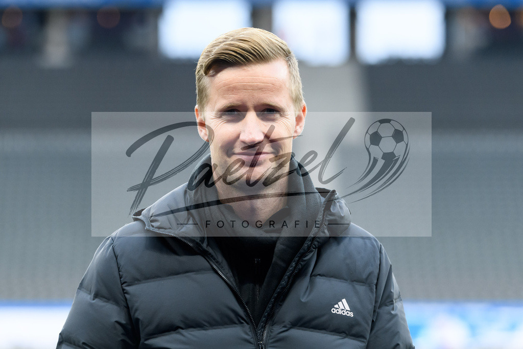BSCFCB20220123_157 | Fussball, Herren: Vierter Offizieller Arne Aarnik schaut bei dem Spiel der 1. Bundesliga zwischen Hertha BSC und FC Bayern Muenchen im Olypiastadion am 23.01.2022 in Berlin, Deutschland.DFB / DFL REGULATIONS PROHIBIT ANY USE OF PHOTOGRAPHS AS IMAGE SEQUENCES AND/OR QUASI-VIDEO. - Realisiert mit Pictrs.com