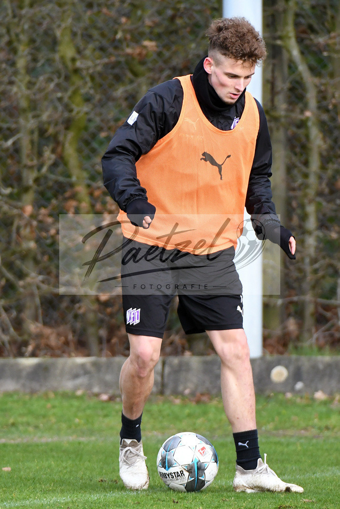 20200225_TRAOSN_0024 | Fussball, Herren: Moritz Heyer (VfL Osnabrueck) in Aktion, am Ball, Einzelaktion waehrend der Trainingseinheit des VfL Osnabrueck im Sportpark Illoshoehe am 25.02.2020 in Osnabrueck, Deutschland. - Realisiert mit Pictrs.com