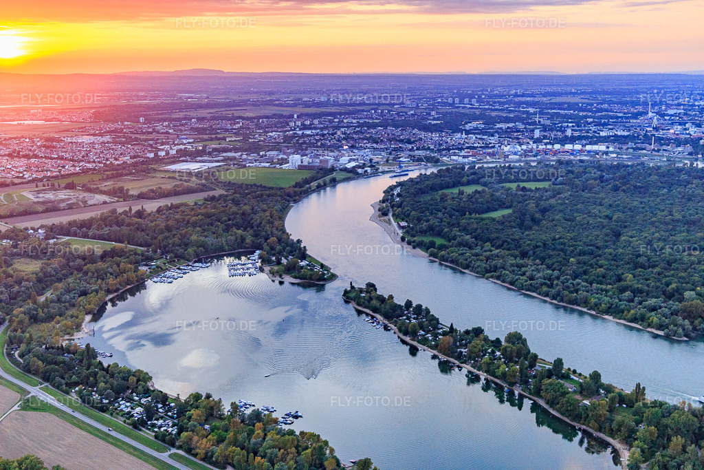 Luftbild: Kiefweiher am Rhein bei Sonnenuntergang mit Sportboot-Club Ludwigshafen/ Rhein und MCP Yacht Club und Restaurant Ludwigshafen im Ortsteil Rheingönheim in Ludwigshafen im Bundesland Rheinland-Pfalz in Deutschland. – Foto: IMG_102685.jpg vom 24.08.2017 durch Werner Riehm/FLY-FOTO.de – Auflösung des Originals: 5472 x 3648 px – SBC SBC Ludwigshafen e.V – m MCP