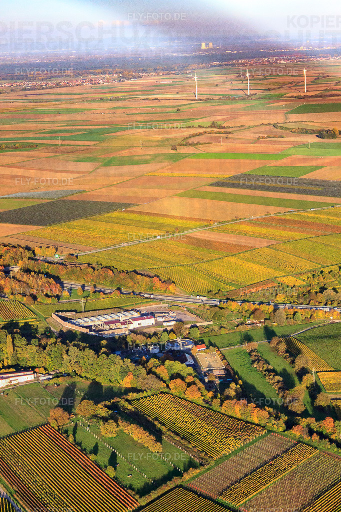 Geothermiekraftwerk vor Windpark | Luftbild: Geothermiekraftwerk vor Windpark in Insheim im Bundesland Rheinland-Pfalz in Deutschland. Foto: IMG_60577.jpg vom 24.10.2013 durch Werner Riehm/FLY-FOTO.de - Realisiert mit Pictrs.com