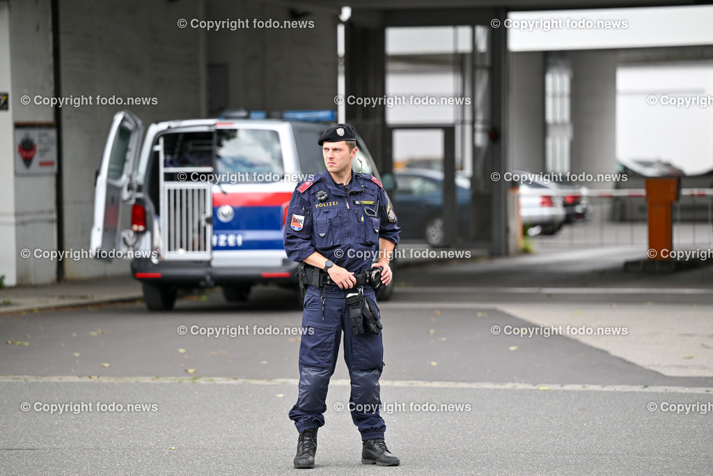 Polizeieinsatz Linz Nietzschestrasse nach Bombendrohung im Polizeigebaeude_ 22.05.2024-16 | 22.05.2024, AUT, Polizeieinsatz Linz Nietzschestrasse nach Bombendrohung im Polizeigebaeude, im Bild Polizei, Einsatz, Beamte, Fahrzeuge, Absperrung