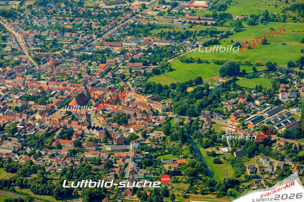 Luftbild der Stadt Osterburg - Das Luftbild wurde 2025 vom UL-Flugzeug heraus erstellt ( keine Drohnenaufnahme ) - Hochauflösende Luftaufnahme - für Wandbilder und großformatige Ausdrucke geeignet. Das besondere Geschenk!Hier alle&nbsp;Infos zur Lizenzierung der LuftaufnahmeWir fliegen auch dieses Jahr wieder in Ihre Region um Luftbilder zu erstellen.- Luftbild anfragen