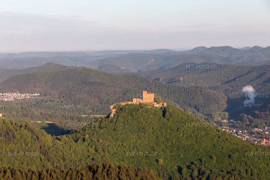 Luftbild: Burgen Trifels, Anebos und Scharfenberg im Ortsteil Bindersbach in Annweiler im Bundesland Rheinland-Pfalz in Deutschland. Foto: IMG_120578.jpg vom 26.04.2020 durch Werner Riehm/FLY-FOTO.de