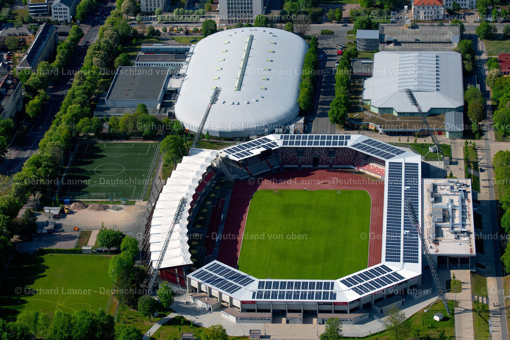 4025733 | ERFURT 06.05.2020 Arena des Steigerwaldstadions am Südpark in Erfurt im Bundesland Thüringen. Weiterführende Informationen bei: Arena Erfurt GmbH,  Baresel GmbH,  CENO Membrane Technology GmbH,  FC Rot-Weiß Erfurt e.V.,  HPP Architekten GmbH,  Köster GmbH,  TSG 1899 Hoffenheim Fußball-Spielbetriebs GmbH. // Arena of the Steigerwaldstadion at the Suedpark in Erfurt in the state Thuringia. Further information at: Arena Erfurt GmbH,  Baresel GmbH,  CENO Membrane Technology GmbH,  FC Rot-Weiss Erfurt e.V.,  HPP Architekten GmbH,  Koester GmbH,  TSG 1899 Hoffenheim Fussball-Spielbetriebs GmbH. Foto: Gerhard Launer