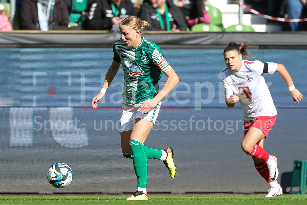 Fussball, Google Pixel Frauen-Bundesliga, SV Werder Bremen - 1. FC Köln | v.li.: Lina Hausicke (SV Werder Bremen, 18) am Ball, Einzelbild, Ganzkörper, Aktion, Action, Spielszene, DIE DFB-RICHTLINIEN UNTERSAGEN JEGLICHE NUTZUNG VON FOTOS ALS SEQUENZBILDER UND/ODER VIDEOÄHNLICHE FOTOSTRECKEN. DFB REGULATIONS PROHIBIT ANY USE OF PHOTOGRAPHS AS IMAGE SEQUENCES AND/OR QUASI-VIDEO.