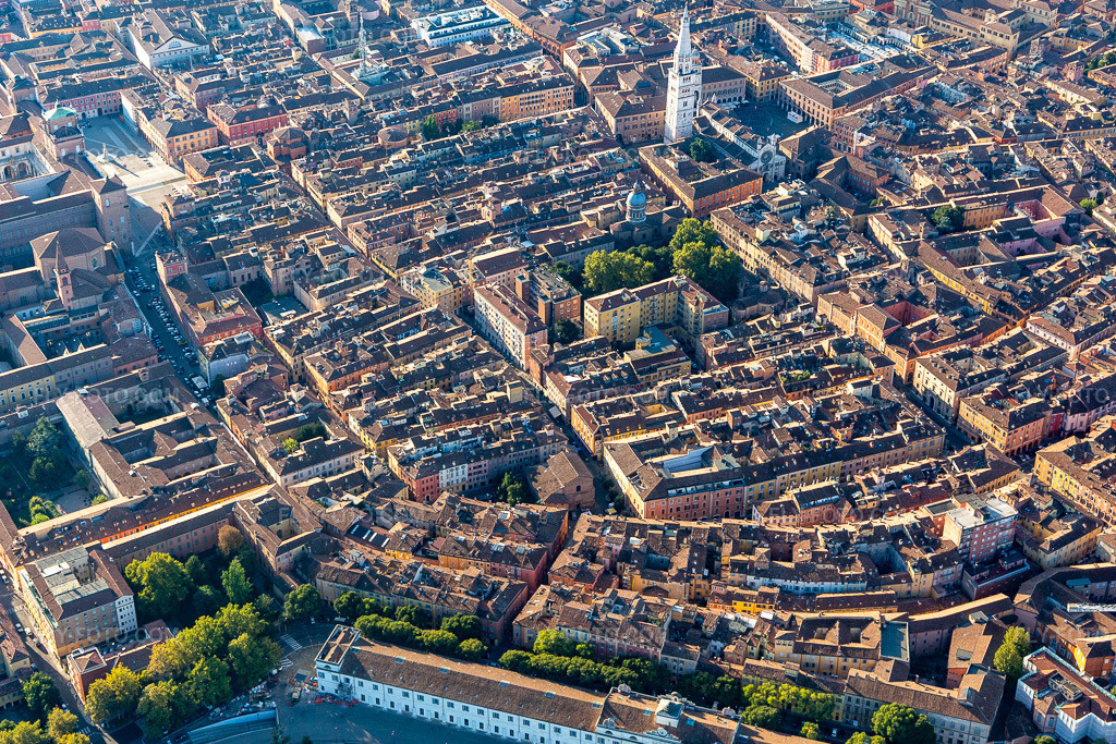 Aerial view: Cathedral of Modena Duomo di Modena in Modena in the state Modena, Italy. – Photo: IMG_134872.jpg taken on 09/20/2022 by Werner Riehm/FLY-FOTO.com – Resolution of the original: 5409 x 3606 px – Dumo di Modena