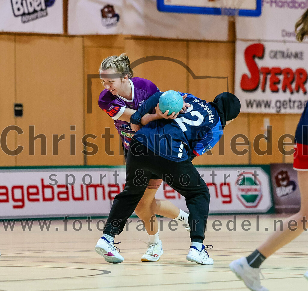 2023-12-09_043_SpVgg_Altenerding_gegen_HSG_Freising-Neufahrn | Erding, Deutschland, 09.12.2023:
Handball, Bezirksoberliga Frauen Altbayern 2023 / 2024, 9. Spieltag, SpVgg Altenerding gegen HSG Freising-Neufahrn, Endergebnis: 29:28

Johanna Bauschmid (SpVgg Altenerding, #5), Eduarta Krasnigi (HSG Freising-Neufahrn, #22)

Foto: Christian Riedel / fotografie-riedel.net