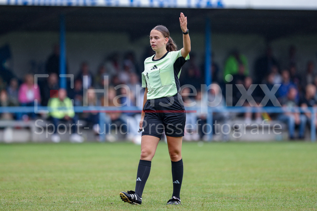 Fussball, Testspiel Frauen, SpVg Aurich - SV Meppen | Schiedsrichterin Lina Stammermann gibt Anweisungen, gestikuliert, mit den Armen gestikulieren