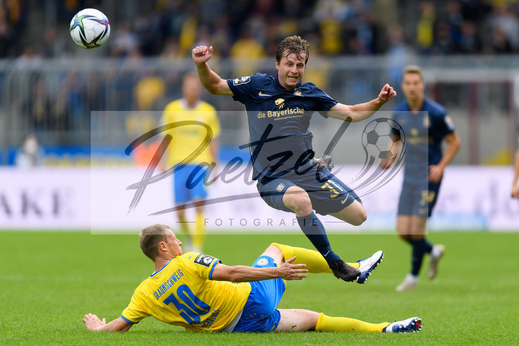 EBSTSV20210828_033 | Fussball, Herren: Brian Behrendt (Eintracht Braunschweig) und Richard Neudecker (TSV 1860 Muenchen) im Zweikampf beim Spiel der 3. Liga zwischen Eintracht Braunschweig und TSV 1860 Muenchen im Eintracht-Stadion am 28.08.2021 in Braunschweig, Deutschland.DFB / DFL REGULATIONS PROHIBIT ANY USE OF PHOTOGRAPHS AS IMAGE SEQUENCES AND/OR QUASI-VIDEO. - Realisiert mit Pictrs.com