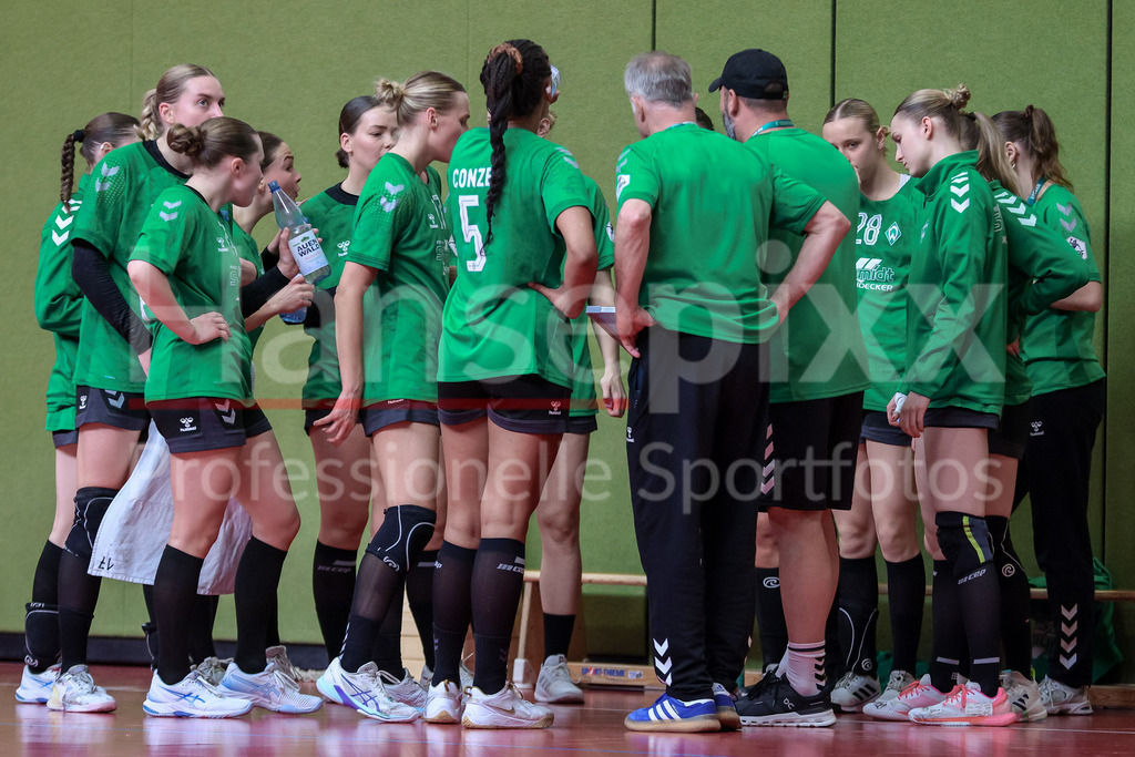 Handball, 2. Bundesliga Frauen, SV Werder Bremen - SV Union Halle-Neustadt | Spielerinnen des SV Werder Bremen während einer Auszeit, time-out