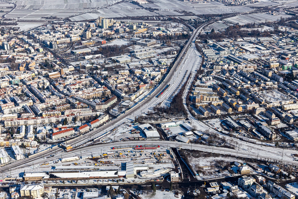 Luftbild: Winterluftbild im Schnee des Gleisdreiecks in Neustadt an der Weinstraße im Bundesland Rheinland-Pfalz in Deutschland. Foto: IMG_124624.jpg vom 11.02.2021 durch Werner Riehm/FLY-FOTO.de