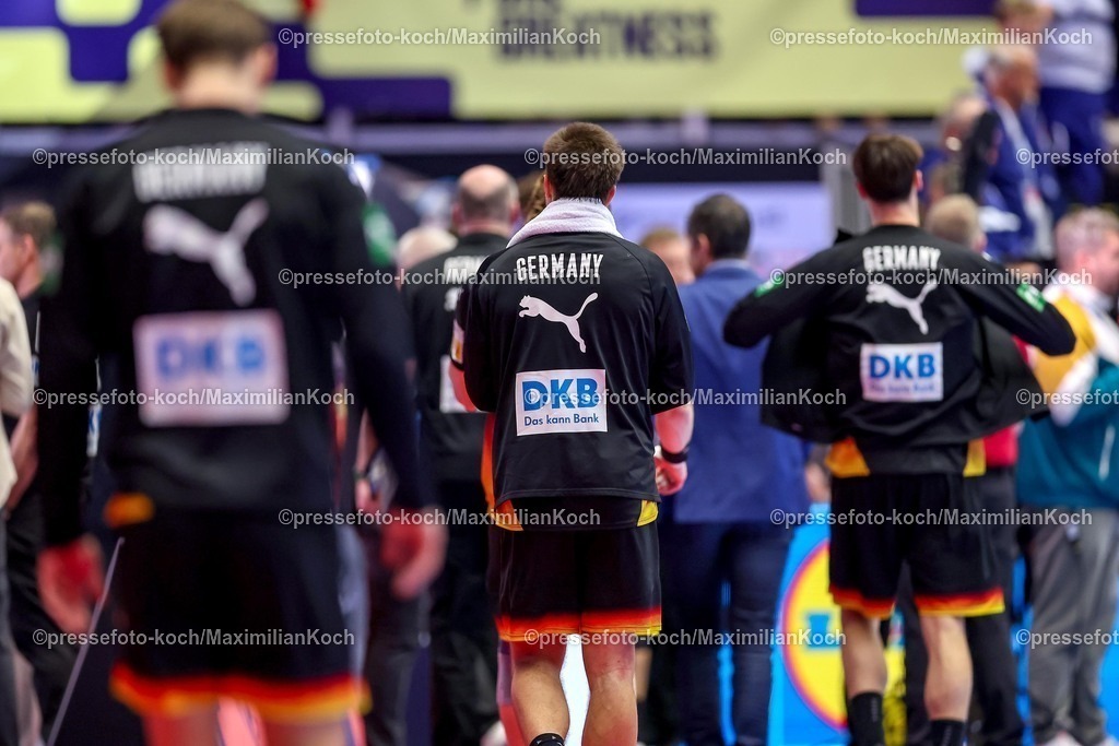 EHF26012603120 | 26.01.2026, Handball, Men's EHF EURO 2026, Deutschland - Dänemark, Jyske Bank Boxen in Herning, Dänemark, Main Round: Enttäuschte Gesichter bei der Deutschen Mannschaft nach der Niederlage gegen Dänemark. Die Deutsche Mannschaft verlässt mit hängendem Kopf die Halle.  Renars Uscins (Germany #23) von Hinten