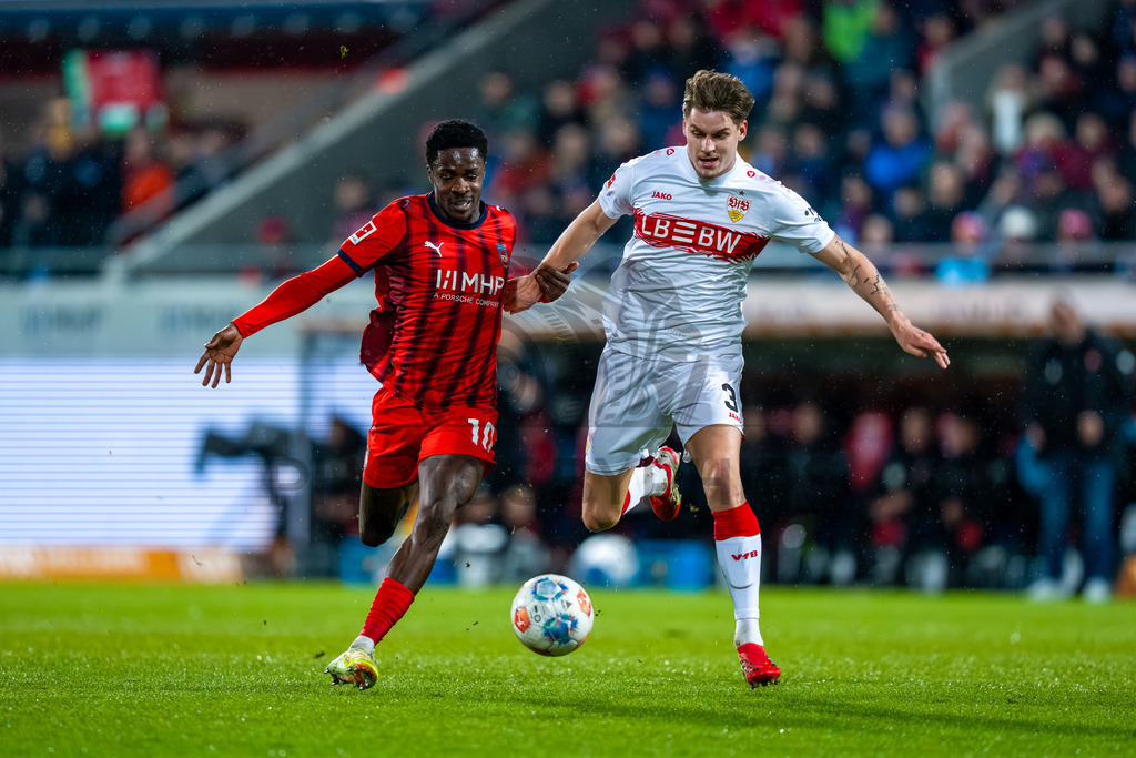 1. FC Heidenheim vs. VfB Stuttgart, Fussball, 1. Bundesliga, 23. Spieltag, Saison 2025/2026, 22.02.2026 | Ramon Hendriks (VfB Stuttgart, #03) im Zweikampf mit Christian Conteh (1. FC Heidenheim 1846, #10),1. FC Heidenheim vs. VfB Stuttgart, Fussball, 1. Bundesliga, 23. Spieltag, Saison 2025/2026, 22.02.2026Foto: photosbyphips/Philip Ziegler