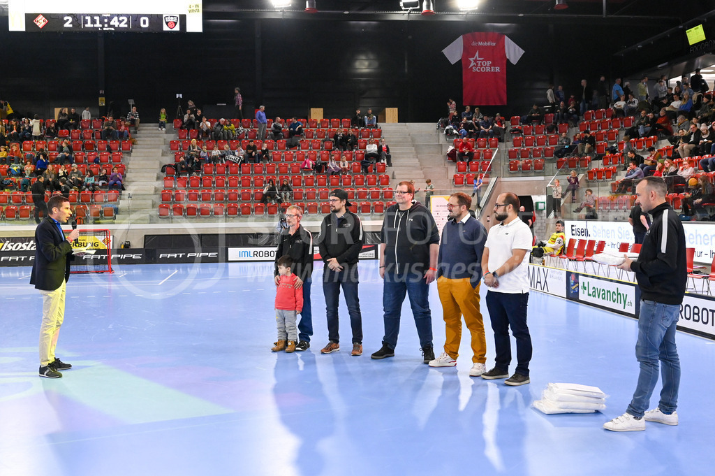 HC Rychenberg vs Floorball Köniz - 18. Dezember 2022 | HC Rychenberg vs Floorball Köniz
AXA Arena, Winterthur
Lukas Gyger verabschiedet langjährige Spitzenschiedsrichter und Funktionäre.
Bild: Sportfotografie Markus Aeschimann | www.markus-aeschimann.ch - Realisiert mit Pictrs.com
