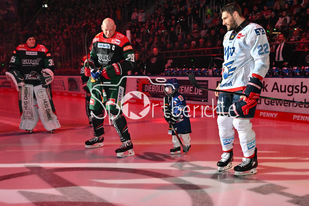 Augsburger Panther - Adler Mannheim | Dennis ENDRAS wird vor der Parite fuer seine Karriere geehrt / Ehrung / DEL: Augsburger Panther - Adler Mannheim, Curt Frenzel Stadion am 26.12.2024 / Denis REUL (Augsburger Panther #29) und Matthias PLACHTA (Adler Mannheim 22) bringen seinen Sohn aufs Eis