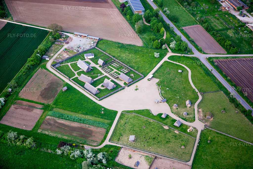 Luftbild: Museums- Gebäude- Ensemble Freilichtlabor Lauresham in Lorsch im Bundesland Hessen in Deutschland. Foto: IMG_088334.jpg vom 09.05.2016 durch Werner Riehm/FLY-FOTO.de