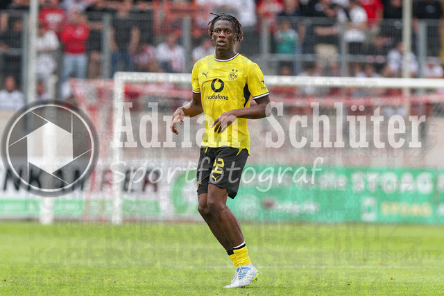 18.07.2026, GER, Fussball, Herren, Vorbereitungsspiel, Saison 2026/2027, Rot-Weiß Oberhausen - Borussia Dortmund | Joane Gadou (BVB) schaut