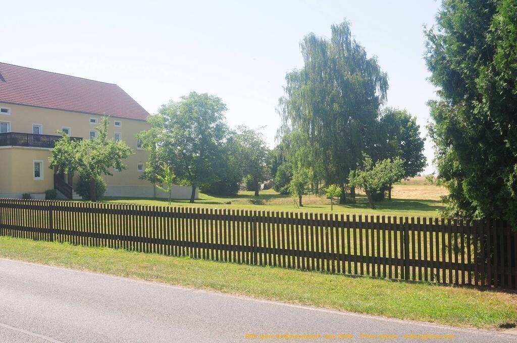 Geißmannsdorf-2026-Ortsbilder-129 | Geißmannsdorf bei Bischofswerda im Sommer 2026. Ein fotografischer Streifzug durch das Dorf Geißmannsdorf, mit Gebäuden, Straßen, Strohpuppen und geschmückten Vorgärten und Grundstücken anlässlich der 800-Jahr-Feier von Geißmannsdorf im Juni 2026 - Realisiert mit Pictrs.com