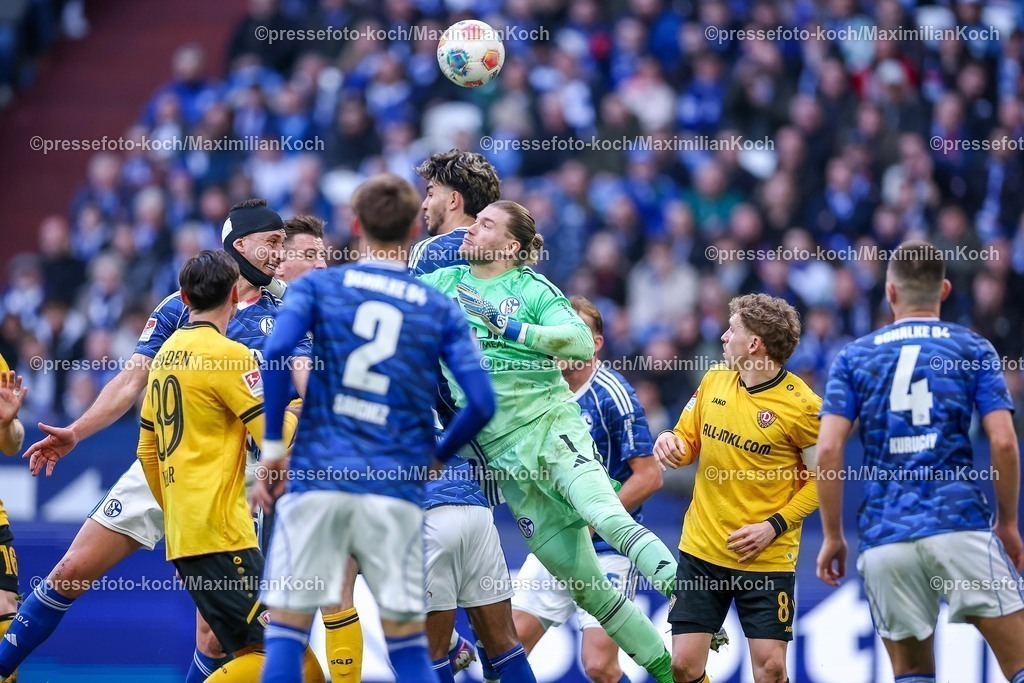 S0407022601096 | 07.02.2026, Fußball, FC Schalke 04 - SG Dynamo Dresden, 21. Spieltag, 2. Fußball Bundesliga, Veltins-Arena Gelsenkirchen, Saison 2025 2026: Torwart Loris Karius&nbsp;(Schalke04 #01) verpasst den Ball vor dem Tor zum 2:2 durch Torschütze Thomas Keller (Dynamo Dresden #39)    DFB regulations prohibit any use of photographs as image sequences and or quasi-video.