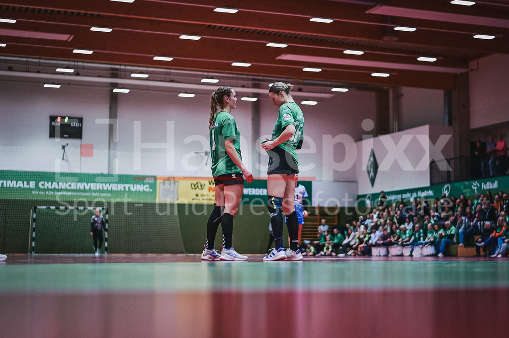Handball, 2. Bundesliga Frauen, SV Werder Bremen - TuS Lintfort | v.li.: Luca Schumacher (SV Werder Bremen, 9) und Luise Albert (SV Werder Bremen, 66) besprechen sich