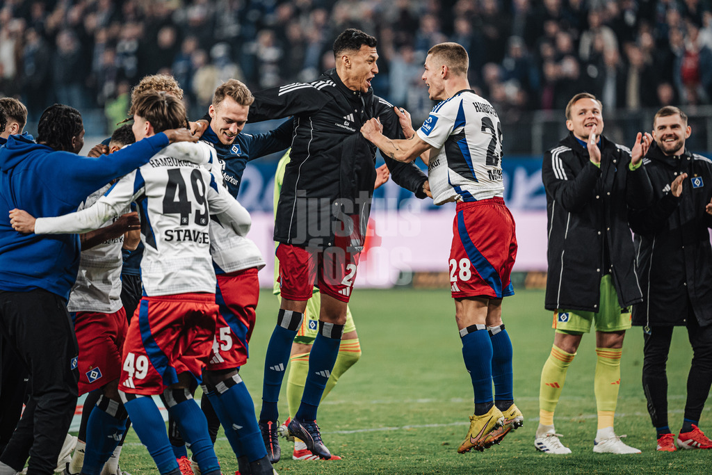 Fußball | Männer | Saison 2024/2025 | 2. Fußball-Bundesliga | 25. Spieltag | Hamburger SV vs. Fortuna Düsseldorf | 08.03.2025 | v.l. Sebastian Schonlau (#4, HSV), Davie Selke (#27, HSV) und Miro Muheim (#28, HSV) feiern nach dem Sieg
