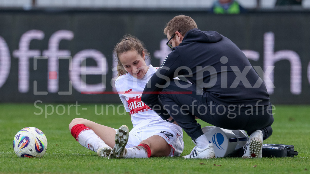 Fussball, 2. Frauen-Bundesliga, SV Meppen - VfB Stuttgart | Tamar Dongus (VfB Stuttgart, 32) wird verletzt behandelt, Verletzung, Schmerzen, schmerzverzerrtes Gesicht, DIE DFB-RICHTLINIEN UNTERSAGEN JEGLICHE NUTZUNG VON FOTOS ALS SEQUENZBILDER UND/ODER VIDEOÄHNLICHE FOTOSTRECKEN. DFB REGULATIONS PROHIBIT ANY USE OF PHOTOGRAPHS AS IMAGE SEQUENCES AND/OR QUASI-VIDEO.