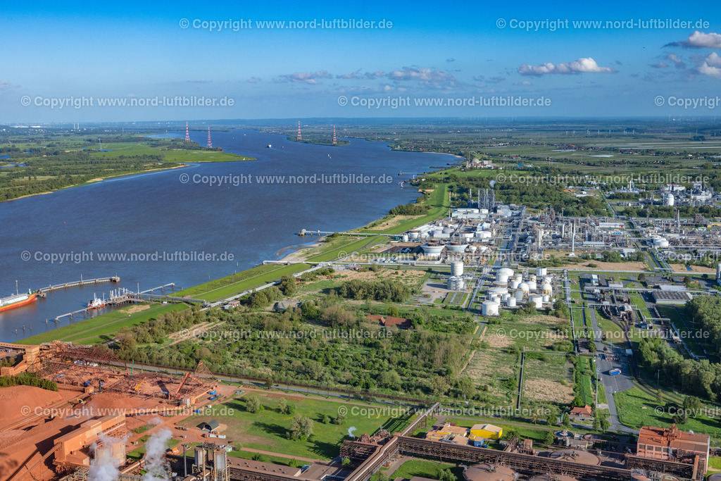 Stade_Seehafen_Lng_ELS_2597140522 | STADE 14.05.2022 Hafenanlage Stader Seehafen AOS am Bützflether Sand in Bützfleth im Bundesland Niedersachsen, Deutschland. Auf der Grünfläche soll bis 2026 der Hanseatic Energy Hub entstehen. Das geplante Terminal für den Import von verflüssigtem Erdgas (LNG) wird in den vorhandenen Industriepark integriert. Weiterführende Informationen bei: AOS Aluminium Oxid Stade GmbH,  Dow Deutschland Anlagengesellschaft mbH. // Port facility Stader Seehafen AOS am Buetzflether Sand in Buetzfleth in the state Lower Saxony, Germany. The Hanseatic Energy Hub is to be built on the green space by 2026. The planned terminal for the import of liquefied natural gas (LNG) will be integrated into the existing industrial park. Further information at: AOS Aluminium Oxid Stade GmbH,  Dow Deutschland Anlagengesellschaft mbH. Foto: Martin Elsen