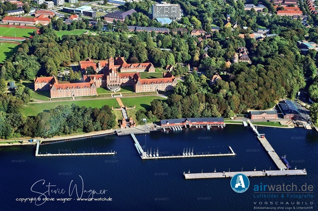 Luftbild Anflug Marineschule Muerwik - Nach dem Zweiten Weltkrieg diente die Marineschule zunächst als Marinelazarett | Nach dem Zweiten Weltkrieg diente die Marineschule zunächst als Marinelazarett, später als Pädagogische Hochschule und Zollschule. Die Zollschule verließ Flensburg 1956, als die neu gegründete Bundesmarine die Schule übernahm.