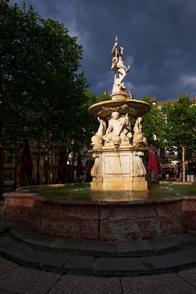 Platz Carnot mit Neptunbrunnen | Carcassonne, Frankreich - May 08, 2024: Platz Carnot mit Neptunbrunnen im Gewitterlicht. - Realisiert mit Pictrs.com
