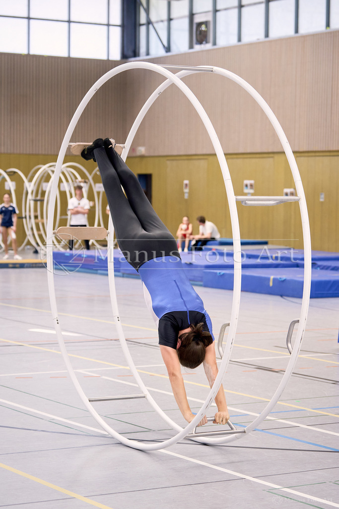 B-DSC01209 | Professionelle Sportfotografie in Hamburg, Schleswig-Holstein und Niedersachsen – spezialisiert auf Rhönrad, Geräteturnen, Leistungsturnen und rhythmische Sportgymnastik. Bundesweite Begleitung von Rhönrad-Events. Jetzt Sport-Fotos - Realisiert mit Pictrs.com