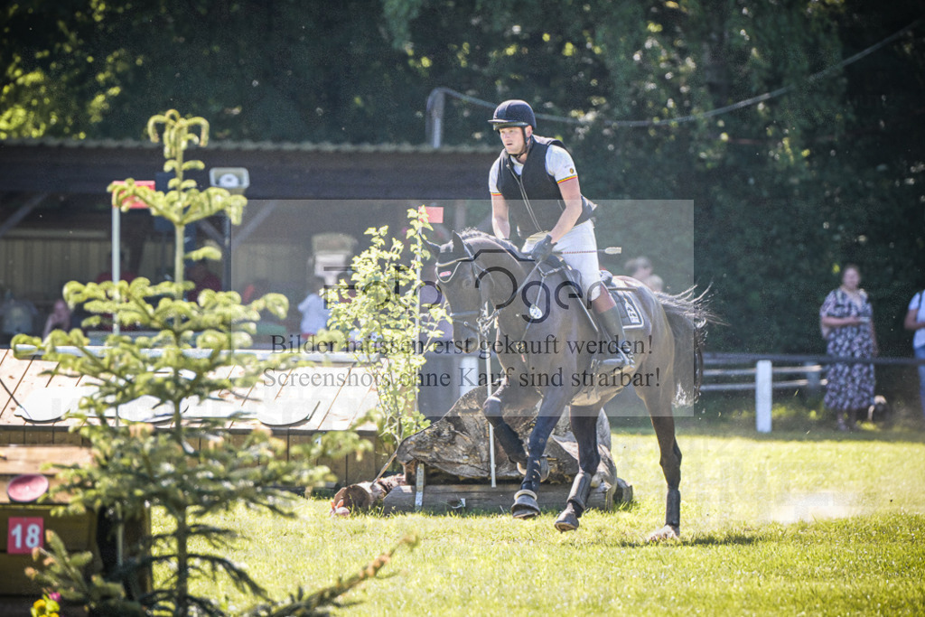DOS_7117 | Entdecke hochwertige Reitturnierfotos von Foto Oger. Professionell, emotional und authentisch – jetzt Lieblingsmomente im Shop bestellen.Deutschlandweite Turnierfotografie. - Realisiert mit Pictrs.com