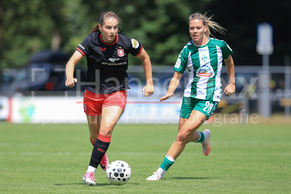 Fussball, Testspiel Frauen, FC Twente Enschede - SV Werder Bremen | v.li.: Anne Gelevert (FC Twente Enschede, 20) und Juliane Wirtz (SV Werder Bremen, 28) im Zweikampf, Duell, Dynamik, Aktion, Action, Spielszene