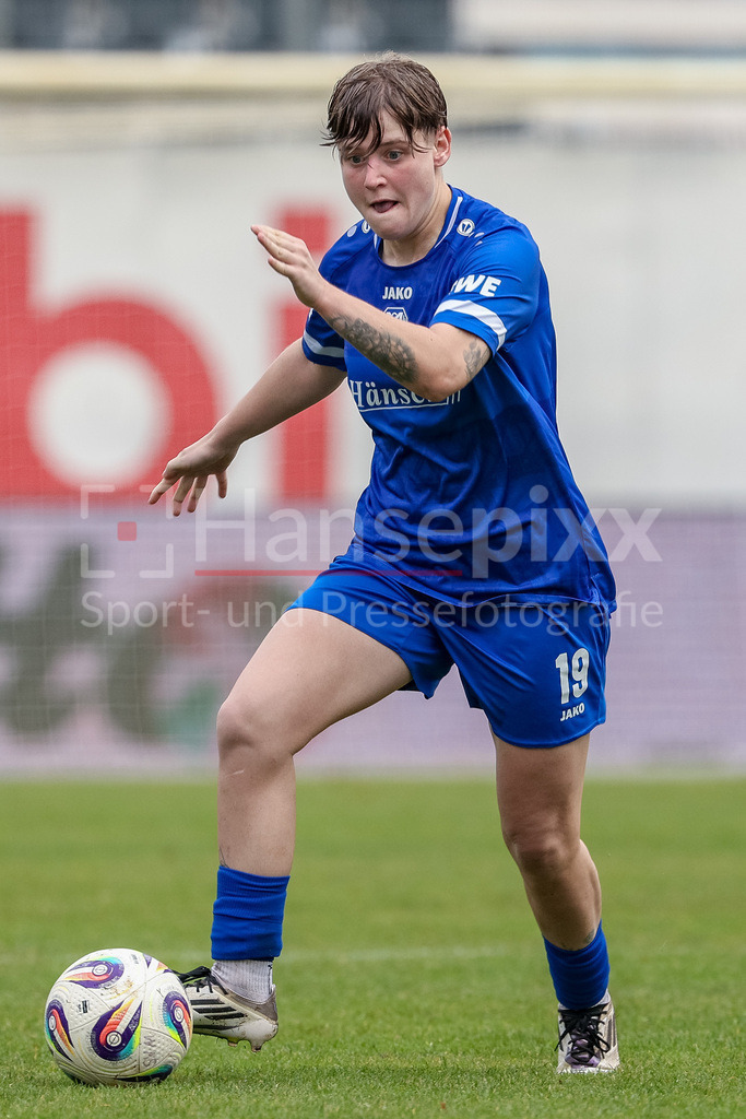 Fussball, 2. Frauen-Bundesliga, SV Meppen - VfB Stuttgart | Lea Mauly (SV Meppen, 19) am Ball, Freisteller, Einzelbild, Ganzkörper, Aktion, Action, Spielszene, DIE DFB-RICHTLINIEN UNTERSAGEN JEGLICHE NUTZUNG VON FOTOS ALS SEQUENZBILDER UND/ODER VIDEOÄHNLICHE FOTOSTRECKEN. DFB REGULATIONS PROHIBIT ANY USE OF PHOTOGRAPHS AS IMAGE SEQUENCES AND/OR QUASI-VIDEO.