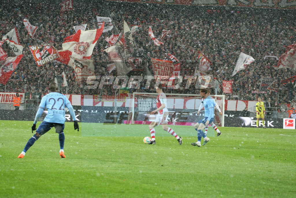 1. FC Köln - VFL Bochum | Eric Martel im Schneetreiben am Ball - © Sportfoto-Sale (MK) - Realisiert mit Pictrs.com