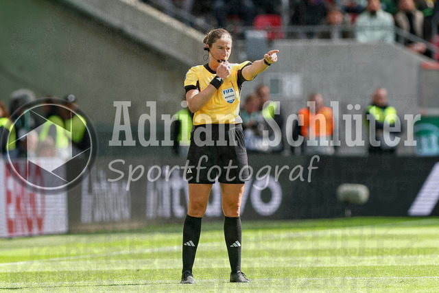 14.05.2026, GER, Fussball, Frauen, DFB-Pokal, Finale, Saison 2025/2026, VfL Wolfsburg - FC Bayern München | Schiedsrichterin Franziska Wildfeuer gibt einen Elfmeter