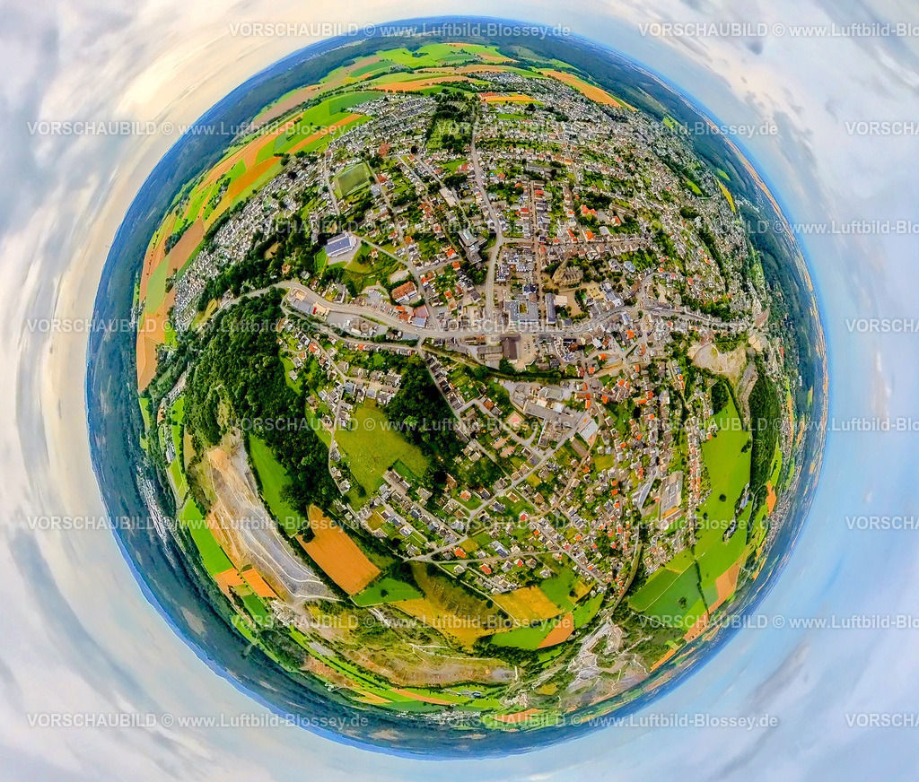 Warstein240790075Mitte | Luftbild, Ortszentrum Warstein Mitte mit Rathaus und Pfarrkirche St. Pankratius, durchzogen von der Bundesstraße B55, Erdkugel, Fisheye Aufnahme, Fischaugen Aufnahme, 360 Grad Aufnahme, tiny world, little planet, fisheye Bild, Warstein, Soester Börde, Nordrhein-Westfalen, Deutschland