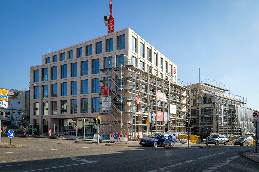 Kreissparkasse | Leonberg - Blick auf die Sparkasse ( KSK )Baustelle mit dem neuen Direktionsgebäude im Vordergrund an der Sonnenkreuzung - Realisiert mit Pictrs.com