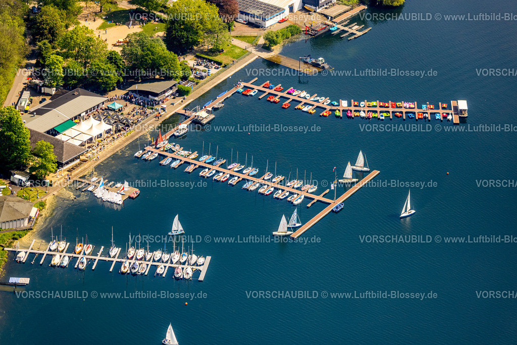 Duesseldorf240501155UnterbacherSee | Luftbild, Freizeitgestaltung am Unterbacher See, Se[h]restaurant am Bootshafen, Sonnenschirme und Baldachin, Bootsanlegestellen Segelboote und Tretboote, Unterbach, Düsseldorf, Rheinland, Nordrhein-Westfalen, Deutschland
