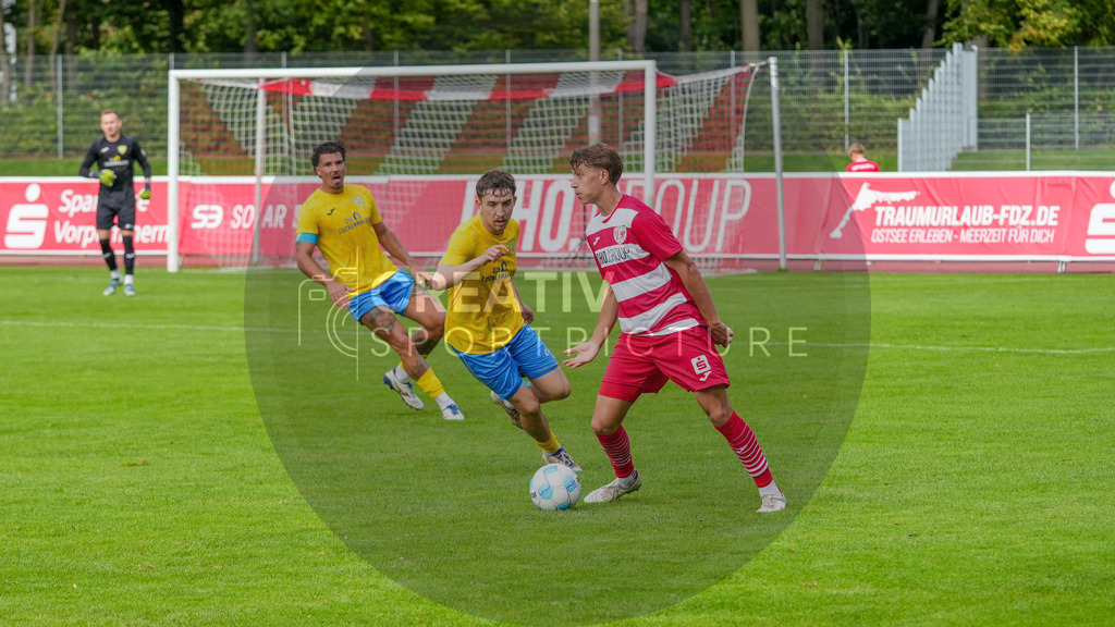 Fußball, Herren, Saison 2025/2026, Regionalliga Nordost, 9. Spieltag, Greifswalder FC vs. FSV 63 Luckenwalde, Sonntag 21.09.2025, Volksstadion Greifswald, | Fußball, Herren, Saison 2025/2026, Regionalliga Nordost, 9. Spieltag, Greifswalder FC vs. FSV 63 Luckenwalde, Sonntag 21.09.2025, Volksstadion Greifswald, Im Bild: Sofiene Jannene (l. Luckenwalde) und Joe-Joe Richardson (r. Greifswald) - Realisiert mit Pictrs.com
