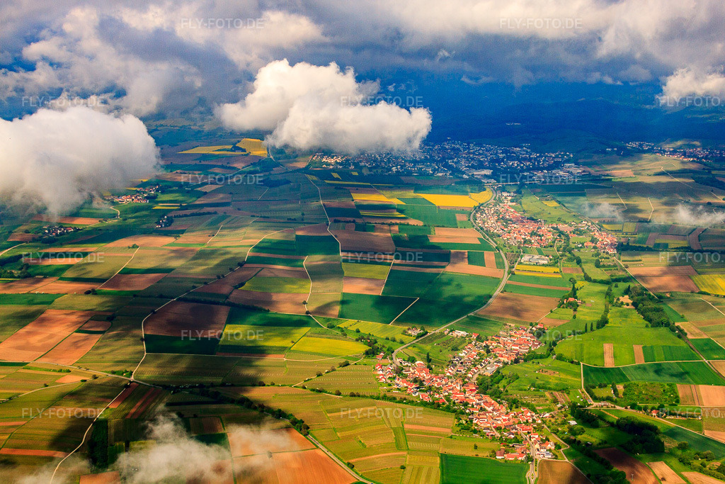 Luftbild: Ortsansicht im Erlenbachtal unter tiefen Wolken in Oberhausen im Bundesland Rheinland-Pfalz in Deutschland. Foto: IMG_57215.jpg vom 18.05.2013 durch Werner Riehm/FLY-FOTO.deAuflösung des Originals: 4752 x 3168 px