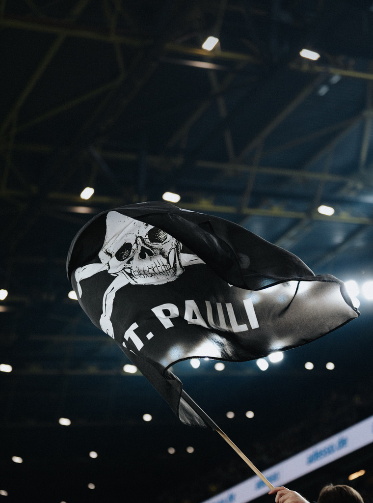 FCS06934 | Der offizielle Shop für FC St. Pauli Fotos. Wähle aus Spielszenen & Fanmomenten dein FCSP Wunschformat. Wir liefern Millerntor-Atmosphäre.