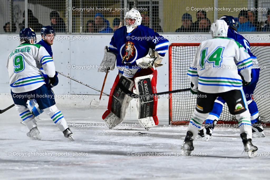 EC Tigers Paternion vs. EC Feld am See Ledenitzen | #9 Erlacher Gabriel Feld am See Ledenitzen, #21 Lesacher Jürgen EC Tigers Paternion, #14 Prohinig Lukas Feld am See Ledenitzen, EC Tigers Paternion vs. EC Feld am See Ledenitzen, EC Tigers Paternion vs. EC Feld am See Ledenitzen am 19.01.2025 in Villach (Eisplatz Paternion), Austria, (Photo by Bernd Stefan)