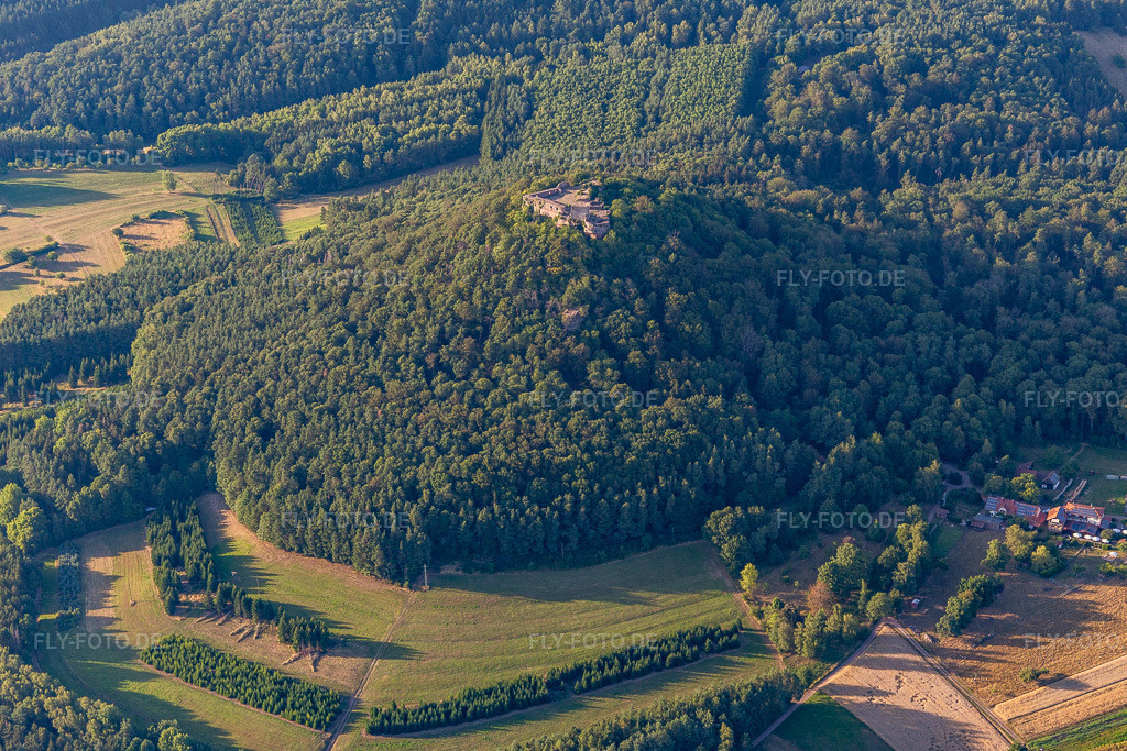 Luftbild: Burgruine Lindelbrunn in Vorderweidenthal im Bundesland Rheinland-Pfalz in Deutschland. Foto: IMG_133641.jpg vom 18.07.2022 durch Werner Riehm/FLY-FOTO.dezwischen Reben, Bergen und Burgen - im herzen Europas