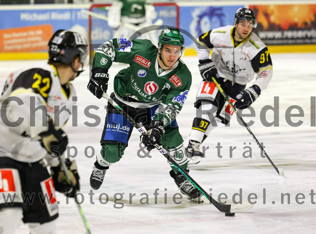 2023-11-17_044_TSV_Erding_gegen_EA_Schongau | Erding, Deutschland, 17.11.2023:
Eishockey, Bayernliga Vorrunde 2023 / 2024, 10. Spieltag, TSV Erding gegen EA Schongau, Endergebnis: 12:4

Paul Pfenninger (Erding Gladiators, #58), Kevin Steiner (EA Schongau, #97)

Foto: Christian Riedel / fotografie-riedel.net