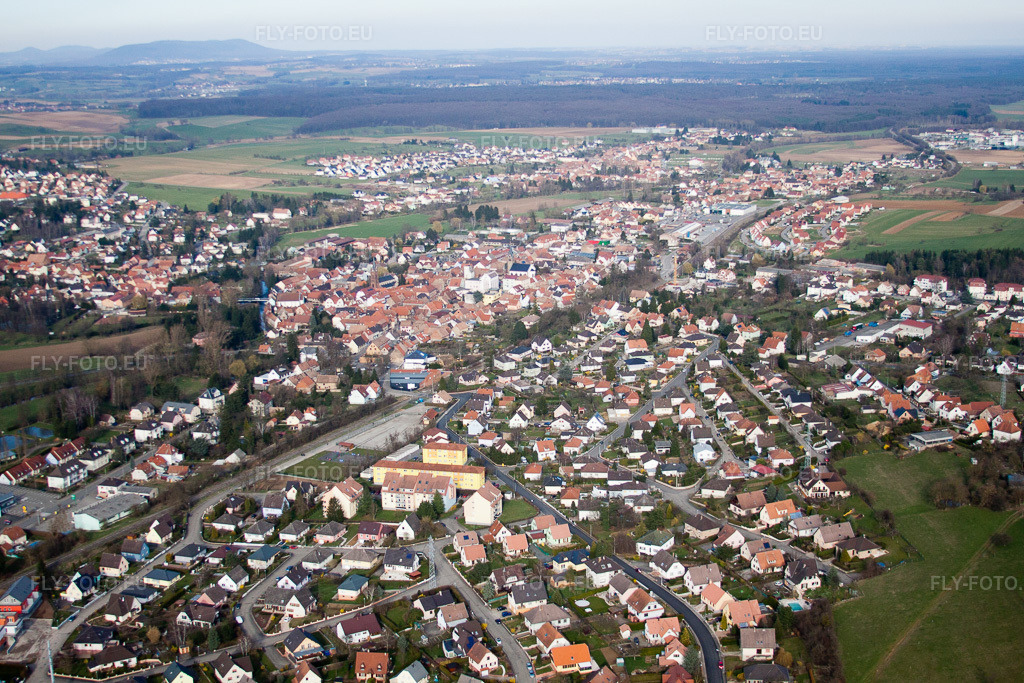 Vue aérienne: Vue de la ville à Pfaffenhoffen dans le département Bas Rhin, France. Photo: IMG_38632.jpg prise le 20/03/2011 par Werner Riehm/FLY-FOTO.eu – Résolution de l'original: 4752 x 3168 px