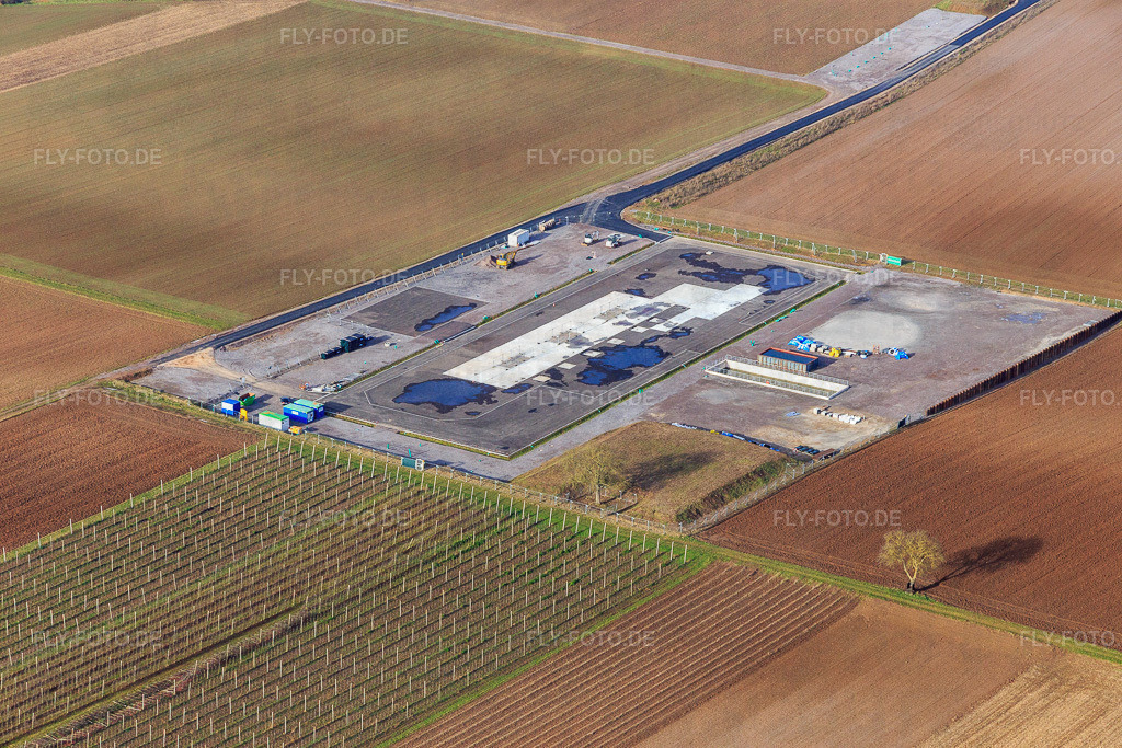 Baustelle des Tiefenbohrplatz V20 von Vulcan Energy am Schleidberg zur Förderung von Geothermie und Lithium https://v-er.eu/de/ | Luftbild: Baustelle des Tiefenbohrplatz V20 von Vulcan Energy am Schleidberg zur Förderung von Geothermie und Lithium https://v-er.eu/de/ in Insheim im Bundesland Rheinland-Pfalz in Deutschland. Foto: IMG_145162.jpg vom 04.01.2025 durch Werner Riehm/FLY-FOTO.de - Realisiert mit Pictrs.com