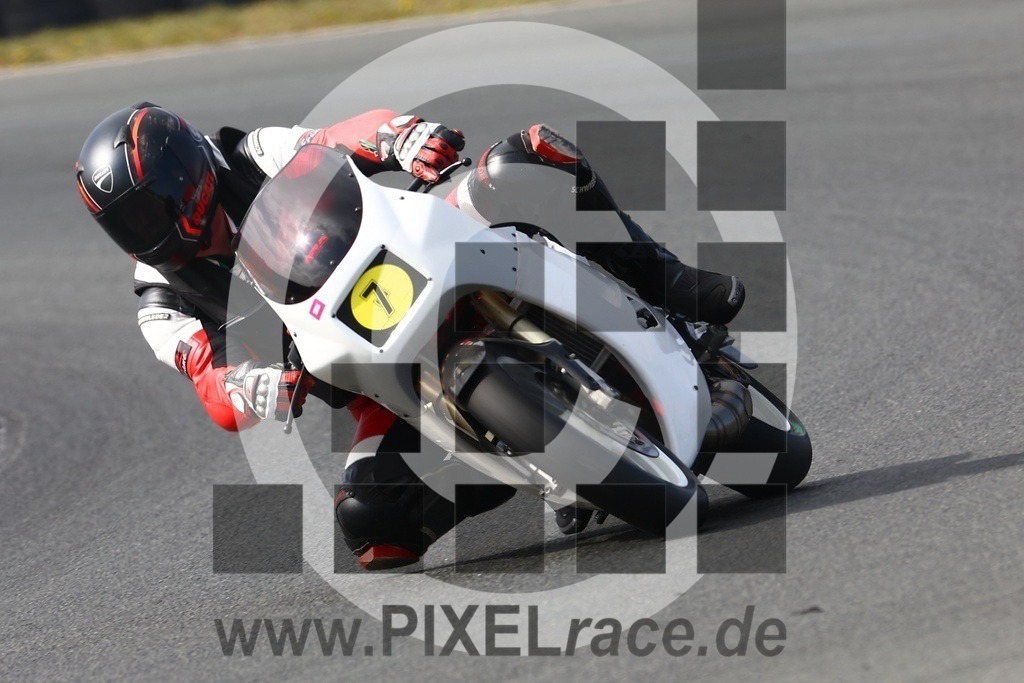 0007-20250412_00962 | Schöne Erinnerungen an spannende Momente - das festzuhalten ist unser Job. PIXELrace.de ist seit 2003 auf den Rennstrecken Europas unterwegs um die Action draußen beim Fahren und die wunderbare Stimmung imm Fahrerlager für euch einzufangen.