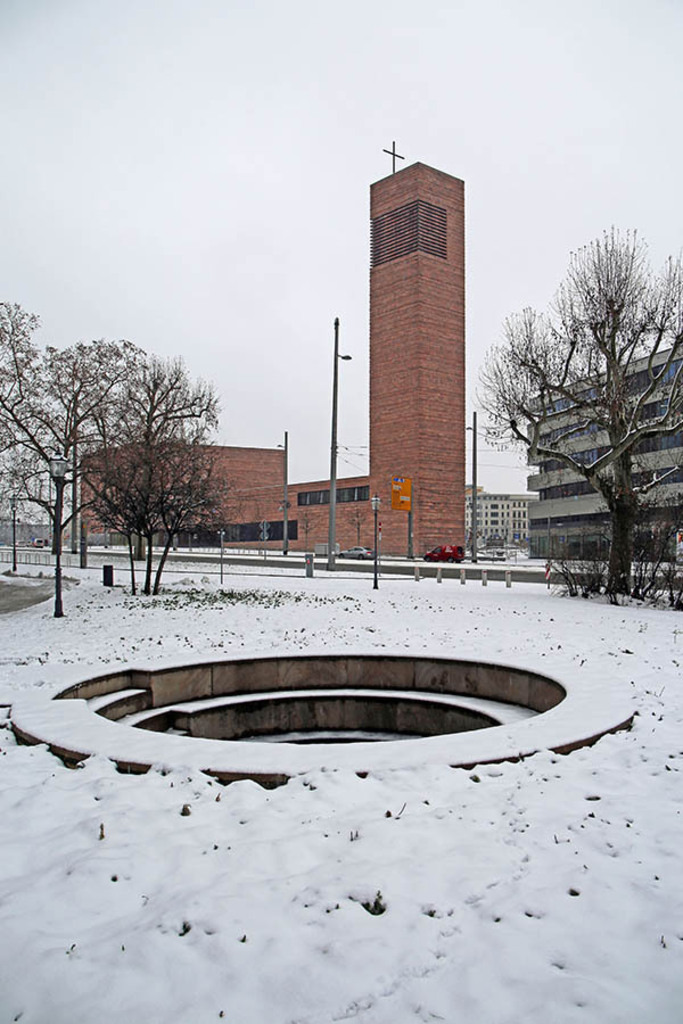 Foto: Leipzig - Goerdeler Denkmal - Blick zur Propsteikirche St. Trinitatis | Das Team hinter BILDLEXIKON LEIPZIG bündelt historische wie aktuelle Informationen über die Stadt Leipzig in Text und Bild auf einer Plattform und stellt diese der interessierten Öffentlichkeit zur Verfügung.