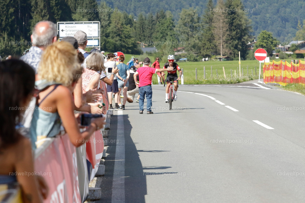 1206_20230817_Bewerb_Maenner_Muehlanger | AUT - OESTERREICH, 2023-08-16: SPORT RENNRAD-FAHREN - 55. INTERNATIONALER RADWELTPOKAL IN ST. JOHANN IN TIROL  - Vintage-Radrennen mit WM-Bronze-Medaillen-Siegerin Christina Schweinberger, den Teilnehmer und Alexander Baumann (vom Orginastions-Team) - TAG 2 BEWERB MAENNER IN SECHS GRUPPEN  ; Foto: Roland Muehlanger